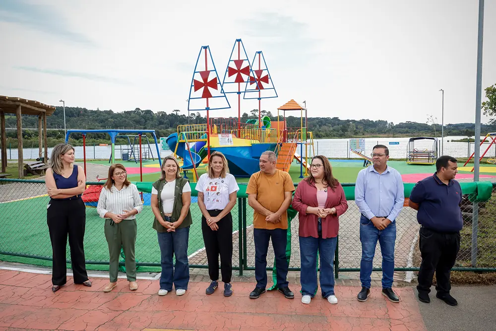Parque das Águas inaugura complexo temático com foco em acessibilidade 6 A prefeita Rosa Maria, o vice-prefeito Marcinho, a secretária Ana Paula, e demais autoridades municipais na inauguração do novo parquinho do Parque das Águas em Pinhais que oferece brinquedos lúdicos e estrutura completa de acessibilidade