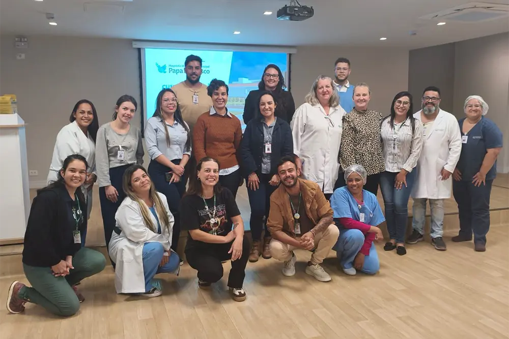Pinhais capacita 200 profissionais sobre riscos biológicos em hospital 2 Profissionais de saúde participam de palestra técnica sobre protocolos de segurança no Hospital e Maternidade Papa Francisco