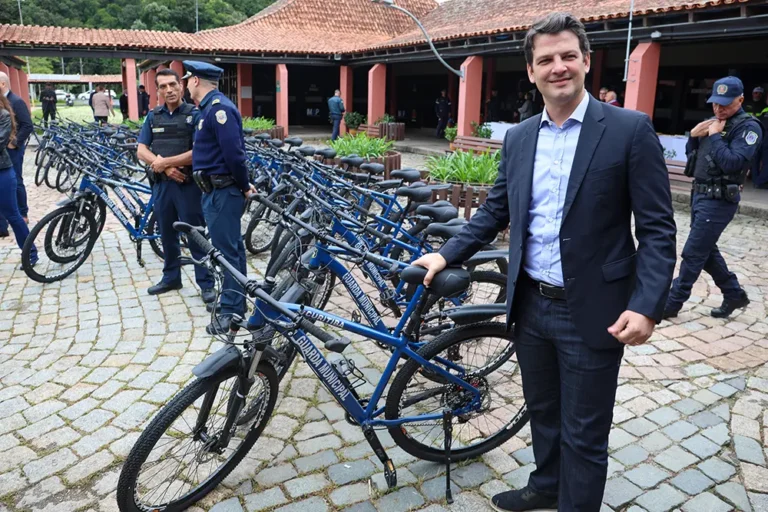 Eduardo Pimentel oficializou a Ciclopatrulha e entregou 37 bicicletas para a Guarda Municipal no Parque Barigui