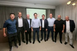 Eduardo Pimentel, autoridades municipais e dirigentes esportivos durante encontro do futebol amador