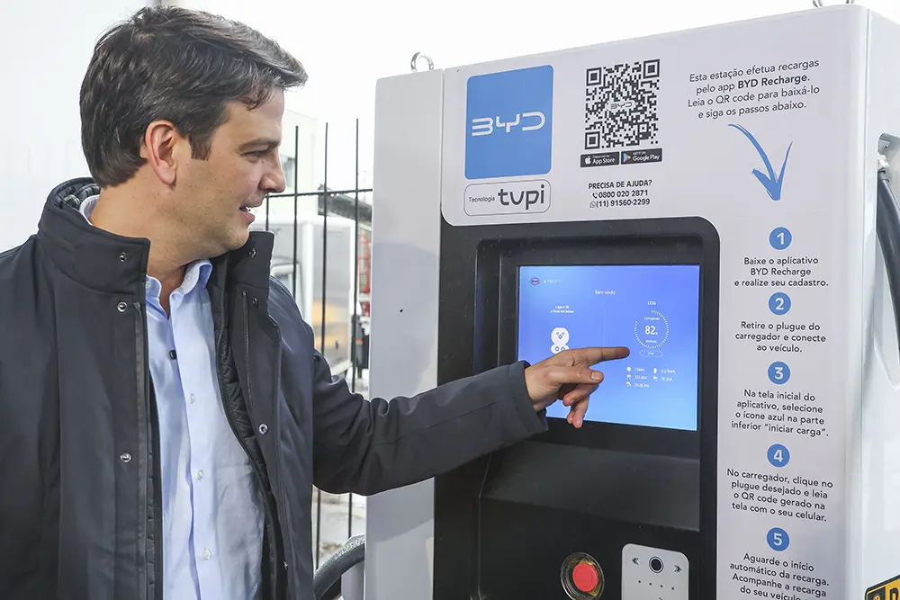 Eduardo Pimentel inaugura primeiro eletroposto público de Curitiba 4 Segundo Eduardo Pimentel, o Eletroposto vai facilitar a vida de quem não tem onde carregar à noite seu veículo