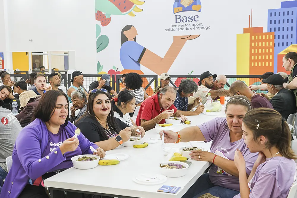 Programa Base oferece apoio e refeições gratuitas para mães de pacientes 9 Mães compartilham experiências durante o almoço no Base; espaço oferece conforto e integração com serviços sociais