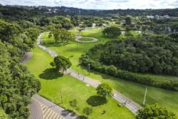 Parque Barigui funciona como bacia de contenção para controle de cheias e integra a rede de preservação natural