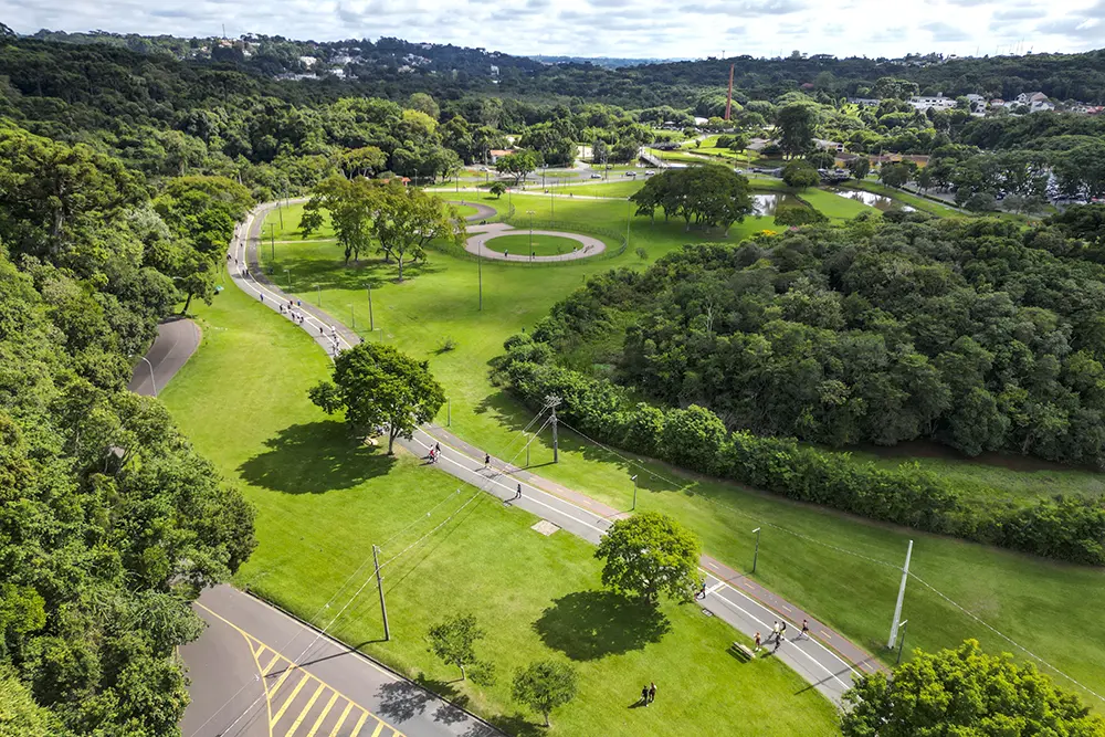 Curitiba lidera ranking nacional em Qualidade do Meio Ambiente 7 Parque Barigui funciona como bacia de contenção para controle de cheias e integra a rede de preservação natural