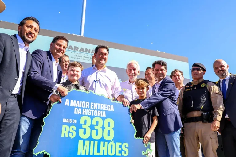 Governador Ratinho Junior e autoridades durante a entrega das novas viaturas blindadas de fabricação canadense
