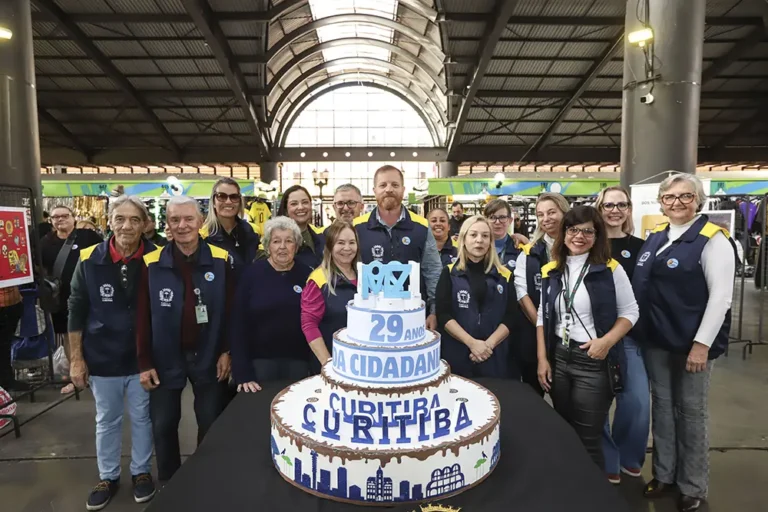 Servidores municipais e usuários participam de ato festivo no saguão principal do Mercado Central