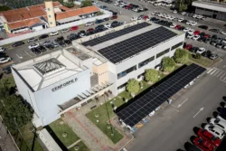 Sistema de compensação permite que 21 prédios públicos utilizem a energia limpa produzida no município