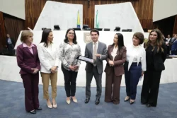 A secretária Mariana Neris entregou a placa oficial para o presidente Alexandre Curi e deputadas da bancada feminina