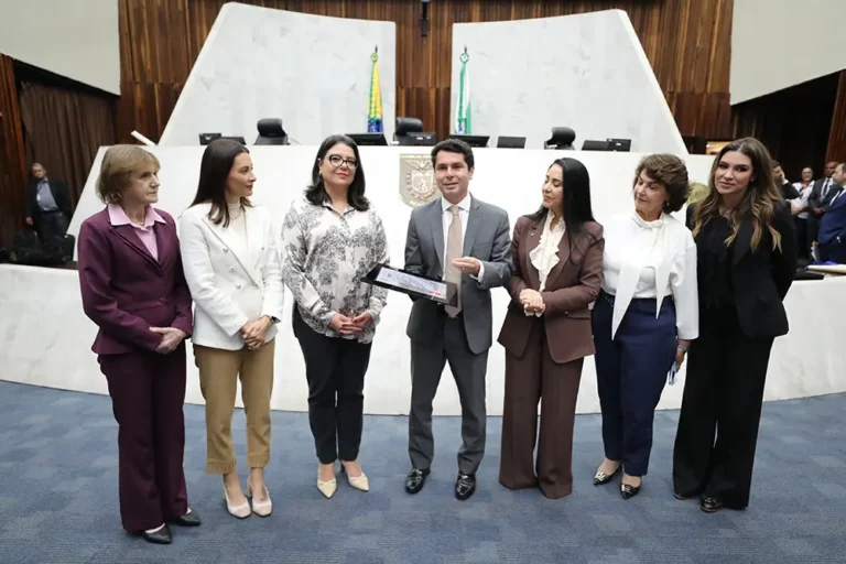 A secretária Mariana Neris entregou a placa oficial para o presidente Alexandre Curi e deputadas da bancada feminina