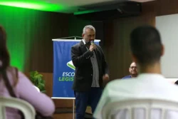 O consultor Mateus Ferreira ministrou a palestra que apresentou orientações práticas sobre como localizar editais, entender termos de referência e identificar oportunidades de fornecimento de produtos e serviços ao setor público