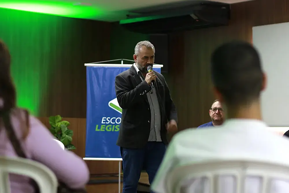 O consultor Mateus Ferreira ministrou a palestra que apresentou orientações práticas sobre como localizar editais, entender termos de referência e identificar oportunidades de fornecimento de produtos e serviços ao setor público