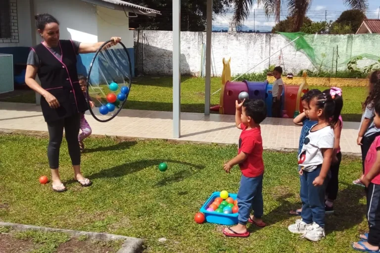 Crianças participam de atividades práticas que utilizam o corpo e o movimento como ferramentas de ensino