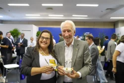 O vice-governador Darci Piana e a prefeita de Pinhais, Rosa Maria, na abertura da Autopar 2026 no Expotrade