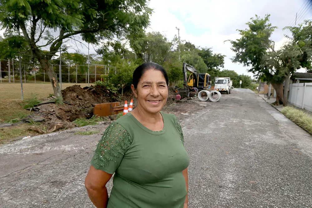 Bairro Cajuru recebe projeto-piloto de drenagem sustentável e calçada porosa 8 Para Nair Serino Freire, moradora do bairro há 40 anos, a obra é recebida com alívio pelos moradores