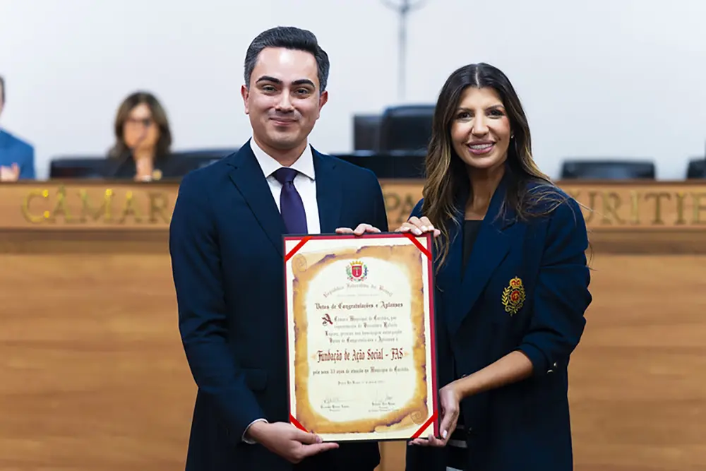Câmara Municipal de Curitiba homenageia servidores pelos 33 anos da FAS 5 Renan Rodrigues, presidente da FAS, recebeu a homenagem da vereadora Rafaela Lupion em celebração dos 33 anos da FAS