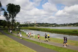 Curitiba saltou da 11ª colocação geral em 2025 para o quinto lugar em 2026, isolando-se como a única metrópole no topo do ranking