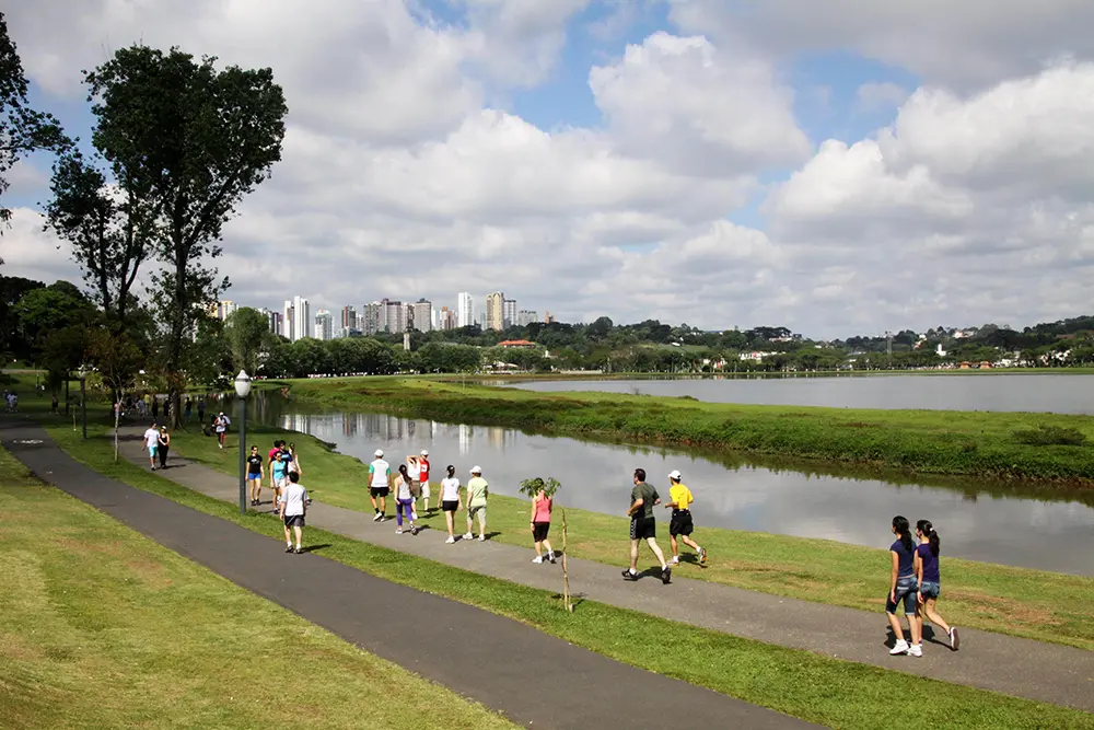 Curitiba lidera ranking de melhor capital do país para se viver 3 Curitiba saltou da 11ª colocação geral em 2025 para o quinto lugar em 2026, isolando-se como a única metrópole no topo do ranking