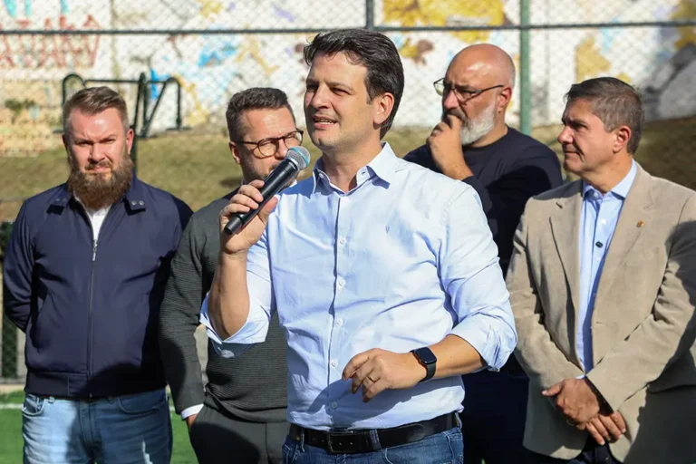 Eduardo Pimentel entrega campo de futebol sintético na Praça Itamarati