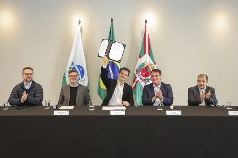 Prefeito Eduardo Pimentel assina a lei que cria o fundo durante reunião com o trade turístico no Salão Brasil