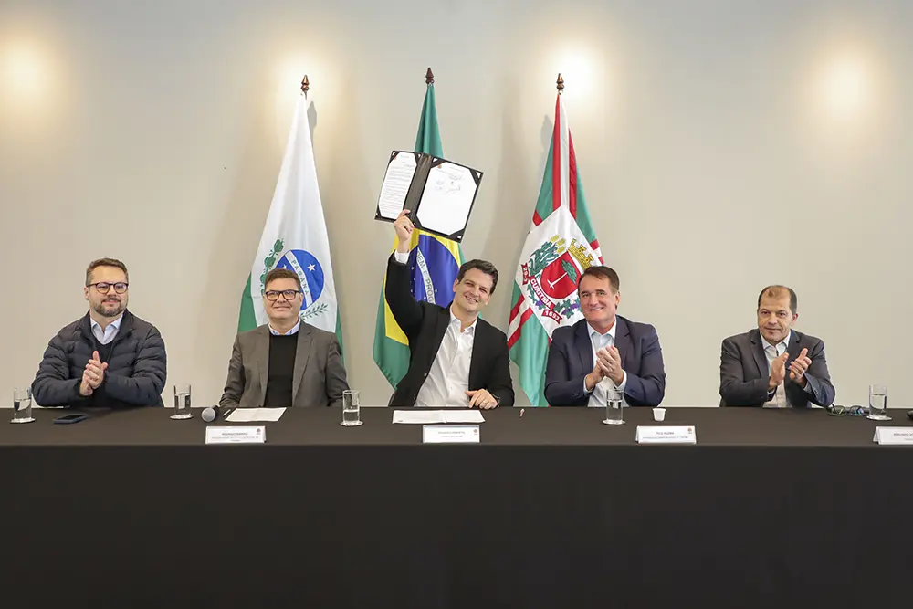 Eduardo Pimentel cria fundo para garantir investimentos no Turismo 5 Prefeito Eduardo Pimentel assina a lei que cria o fundo durante reunião com o trade turístico no Salão Brasil