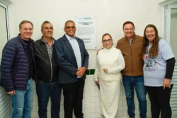 Prefeito Helder Lazarotto, autoridades municipais e equipe pedagógica inauguram as novas instalações da Escola Jardim das Graças após reforma
