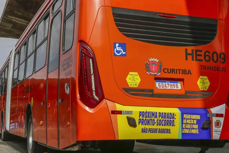 O objetivo é reforçar a segurança viária e reduzir situações de risco envolvendo passageiros do transporte coletivo e demais usuários