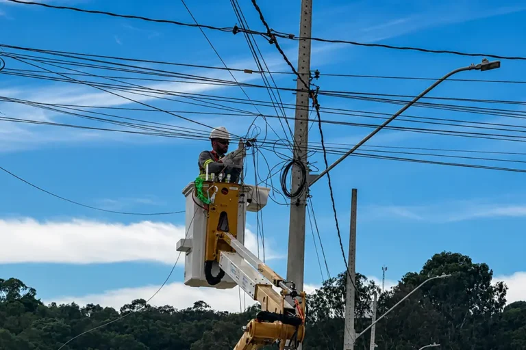 Equipes técnicas da Copel e de empresas de telefonia removem fiação morta e organizam cabos de internet