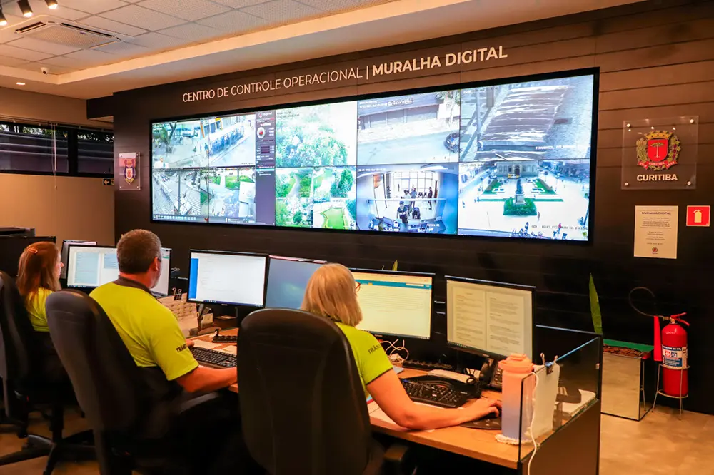Câmeras privadas poderão integrar a Muralha Digital de Curitiba 7 Centro de controle em Curitiba poderá gerenciar imagens cedidas por particulares para monitorar vias públicas