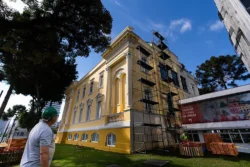 Pintura externa do edifício histórico, no Centro, já superou 50% de execução
