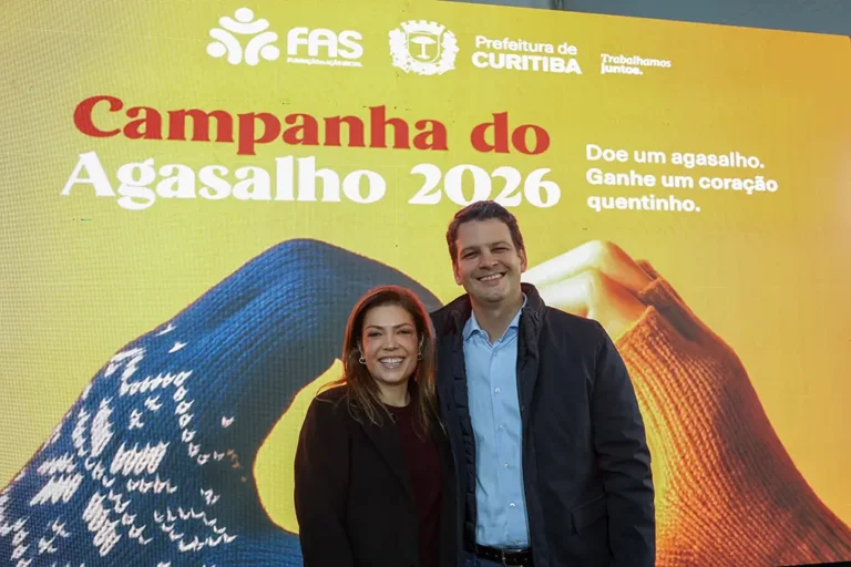 Prefeito Eduardo Pimentel, com a primeira-dama Paula Mocellin, lança a Campanha do Agasalho 2026