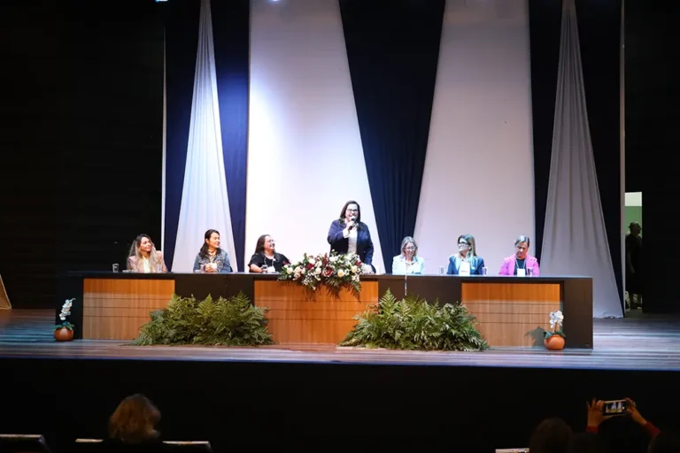 A prefeita Rosa Maria destacou a importância dos profissionais que atuam no Sistema Único de Saúde, o SUS, durante a abertura