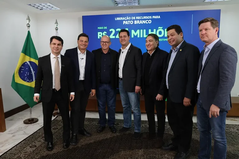 Governador Carlos Massa Ratinho Junior, Sandro Alex e o presidente da Assembleia Legislativa, Alexandre Curi, e demais autoridades, durante evento oficial de liberação de recursos na ordem de R$ 741 milhões, no Palácio Iguaçu