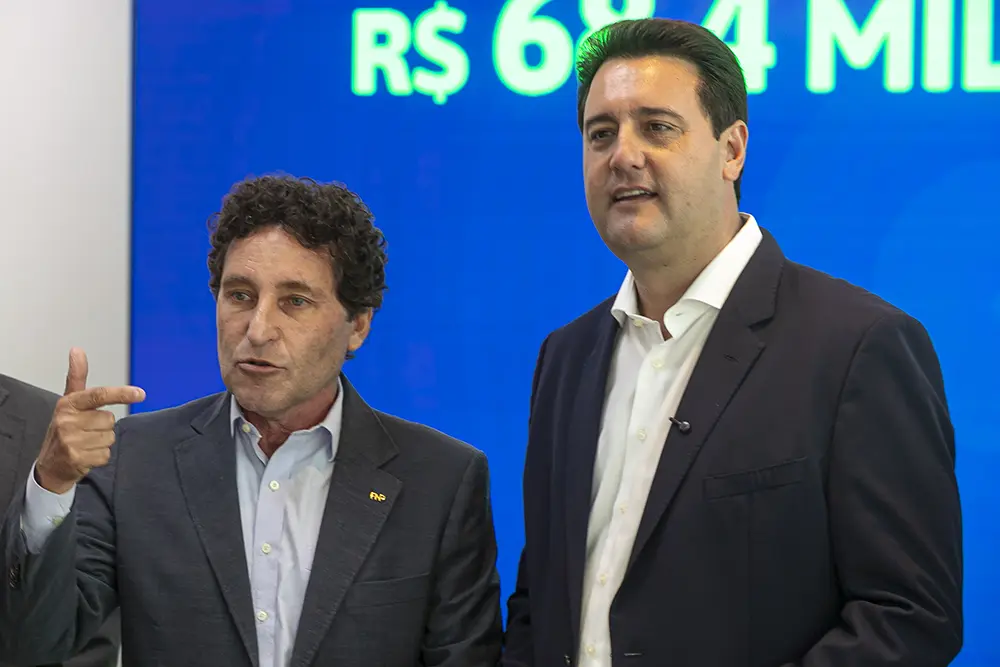 Ratinho Junior libera R$ 324 milhões para obras em nove municípios 2 O governador Carlos Massa Ratinho Junior com o prefeito de Piraquara, Marcus Tesserolli, um dos municípios contemplados com os investimentos