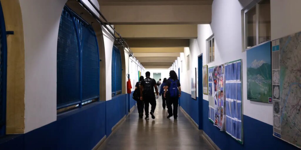Violência escolar: o desafio dos gestores e a busca por um clima positivo 1 rbr5002 Violência escolar: o desafio dos gestores e a busca por um clima positivo