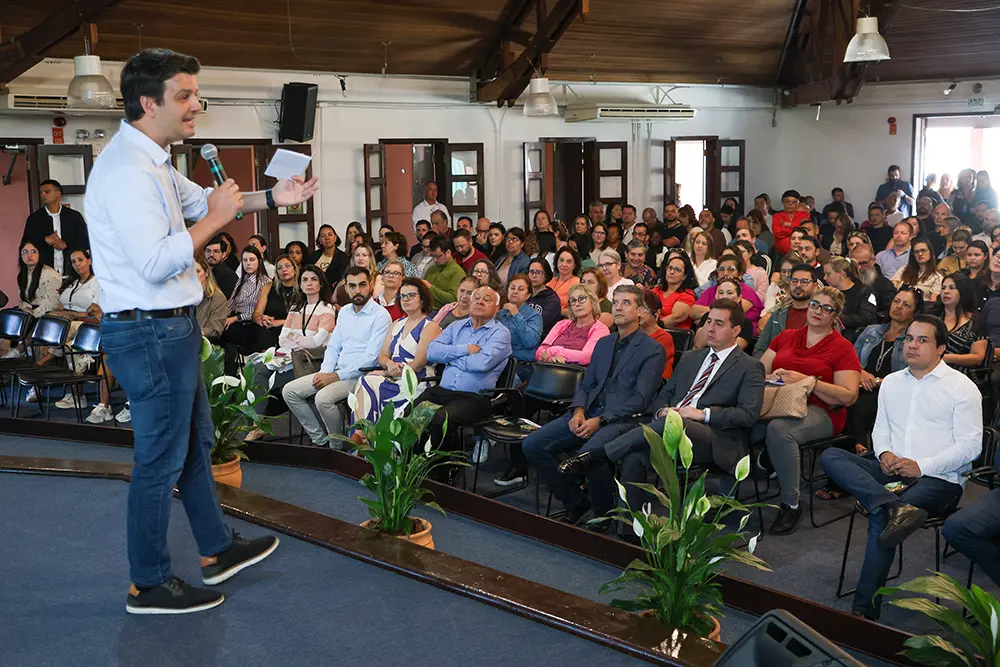 Prefeito Eduardo Pimentel participa de mobilização pela saúde do servidor 1 O prefeito Eduardo Pimentel abriu o Dia da Mobilização pela Promoção da Saúde e Qualidade de Vida do Servidor
