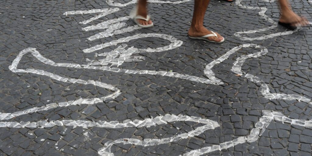 Crimes letais no Brasil caem ao menor nível em 10 anos 3 silhueta de corpos primeira Crimes letais no Brasil caem ao menor nível em 10 anos