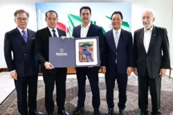 O governador Carlos Massa Ratinho Junior e o embaixador Noguchi Yasushi durante encontro no Palácio Iguaçu