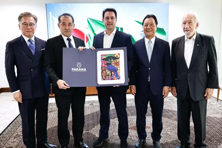 O governador Carlos Massa Ratinho Junior e o embaixador Noguchi Yasushi durante encontro no Palácio Iguaçu