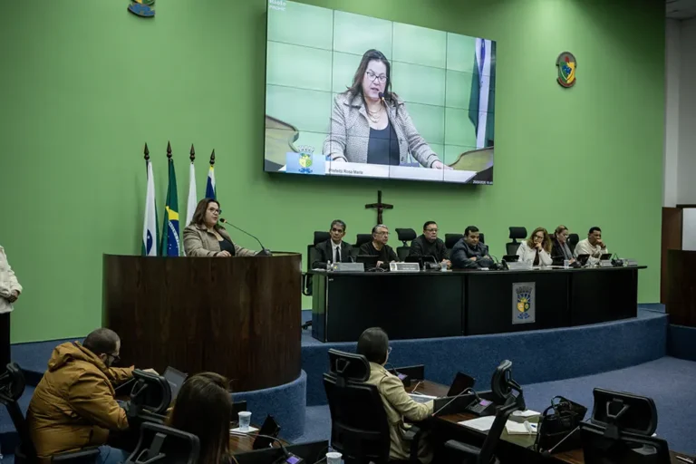 Durante discurso na Tribuna da Câmara Municipal de Pinhais, a prefeita Rosa Maria fez um agradecimento à população, pelo entendimento do processo de trabalho municipal, e ao Poder Legislativo
