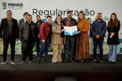 A prefeita Rosa Maria, acompanhada do vice-prefeito, Marcinho, da deputada Marli Paulino, da secretária Ana Paula, e diversas outras autoridades, entrega matrículas que garantem segurança jurídica e plena integração dos loteamentos ao planejamento urbano