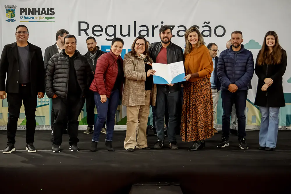 Pinhais entrega escrituras definitivas para famílias do Palmital e Santa Clara 3 A prefeita Rosa Maria, acompanhada do vice-prefeito, Marcinho, da deputada Marli Paulino, da secretária Ana Paula, e diversas outras autoridades, entrega matrículas que garantem segurança jurídica e plena integração dos loteamentos ao planejamento urbano