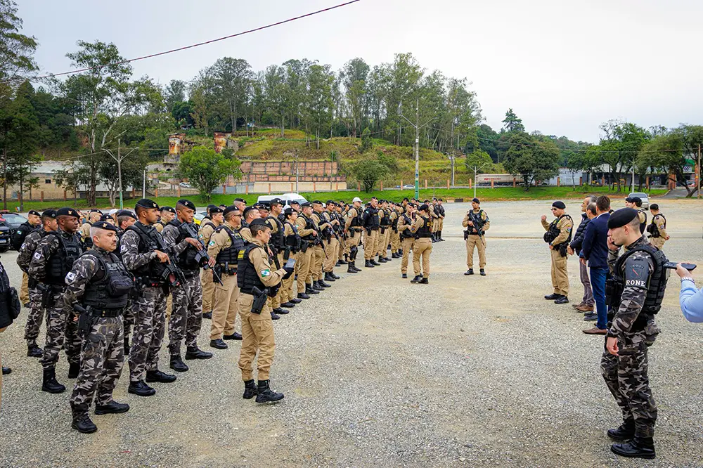 Polícia Militar deflagra operação com unidades especiais em Colombo 5 Em Colombo o ponto de partida aconteceu no Parque Municipal da Uva