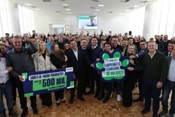 O governador Carlos Massa Ratinho Junior lançou, acompanhado do pré-candidato ao Governo do Paraná, Sandro Alex, do presidente da Alep, deputado Alexandre Curi, e demais autoridades, o programa de vacinação Vet-Móvel Paraná
