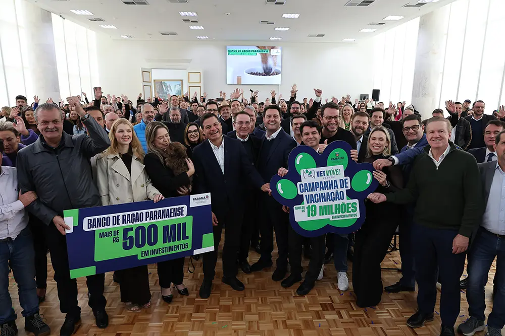 Governo lança programa itinerante para atender 80 mil cães e gatos 3 O governador Carlos Massa Ratinho Junior lançou, acompanhado do pré-candidato ao Governo do Paraná, Sandro Alex, do presidente da Alep, deputado Alexandre Curi, e demais autoridades, o programa de vacinação Vet-Móvel Paraná