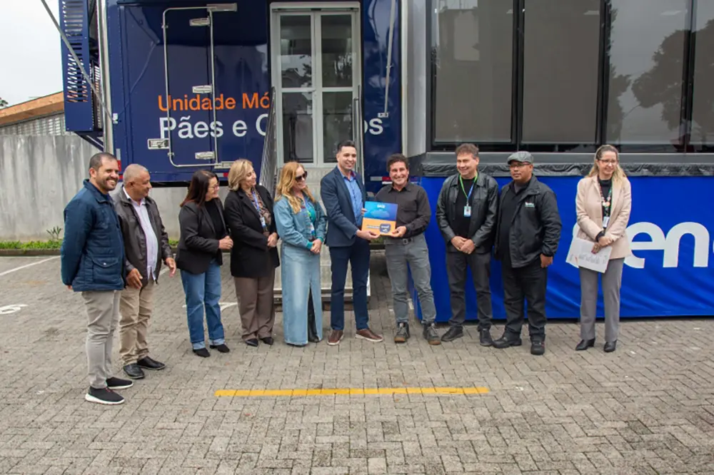 Piraquara recebe carreta do Senac com cursos gratuitos de formação 6 De forma simbólica, o prefeito Marcus Tesserolli recebeu a chave da estrutura itinerante
