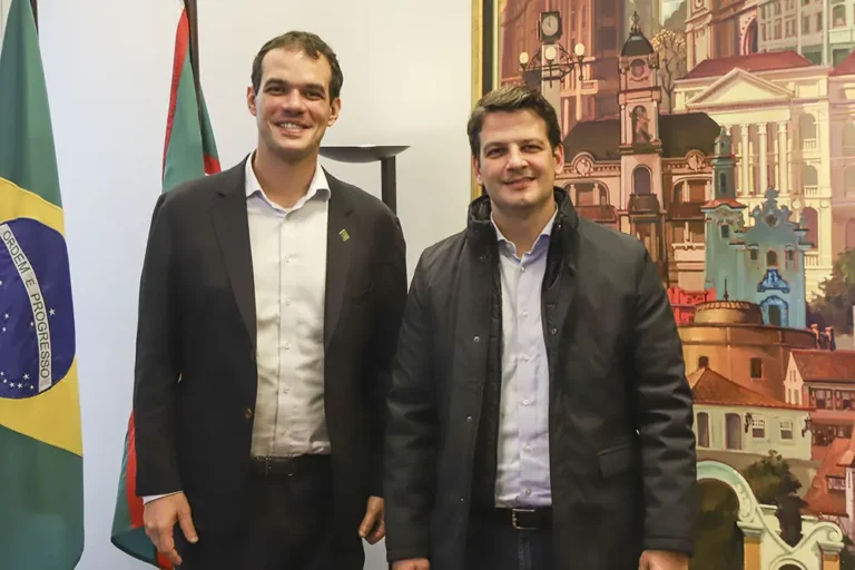 O prefeito de Curitiba, Eduardo Pimentel, recebeu o diretor do C40 para a América Latina, Ilan Cuperstein, no Palácio 29 de Março