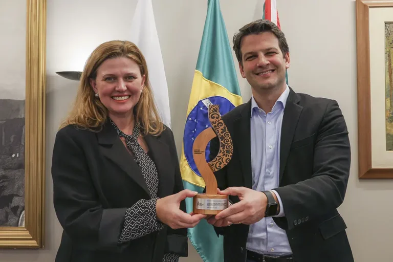 Prefeito Eduardo Pimentel recebeu da assessora especial, Tatiana Turra, o troféu do Latam Smart City Awards 2026