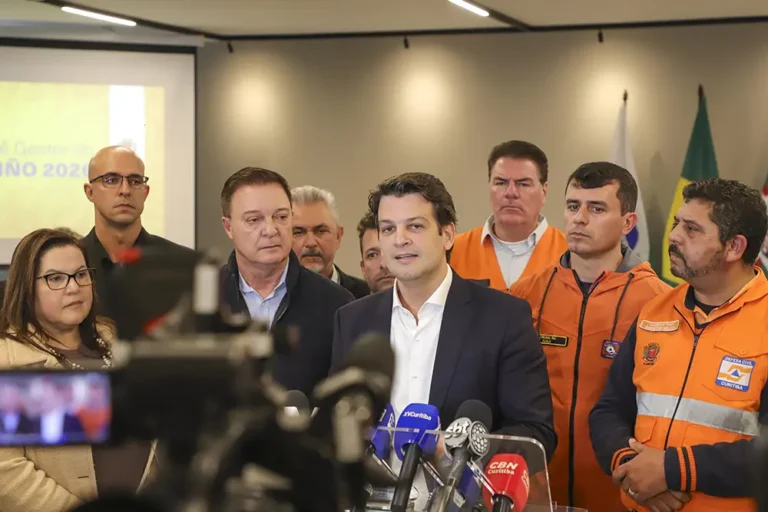 Prefeito Eduardo Pimentel reúne gestores da Região Metropolitana, entre eles Rosa Maria, prefeita de Pinhais, e Helder Lazarotto, prefeito de Colombo, para alinhar ações do Plano Estratégico de Enfrentamento ao El Niño 2026/2027