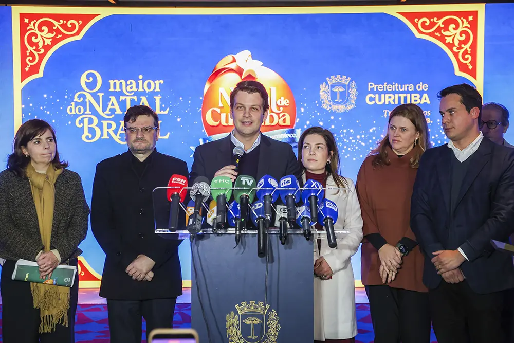 Prefeito Eduardo Pimentel com a primeira-dama Paula Mocellin, anuncia a programação e as datas do Natal de Curitiba 2026