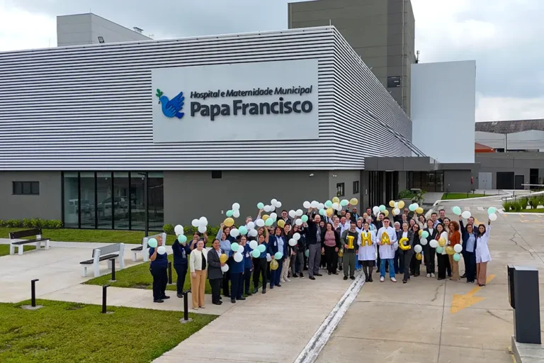 Equipe multiprofissional do Hospital Papa Francisco celebra a conquista do selo internacional após auditoria técnica